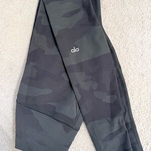 High-Waist Alo Camo Leggings in Dark Green/Black